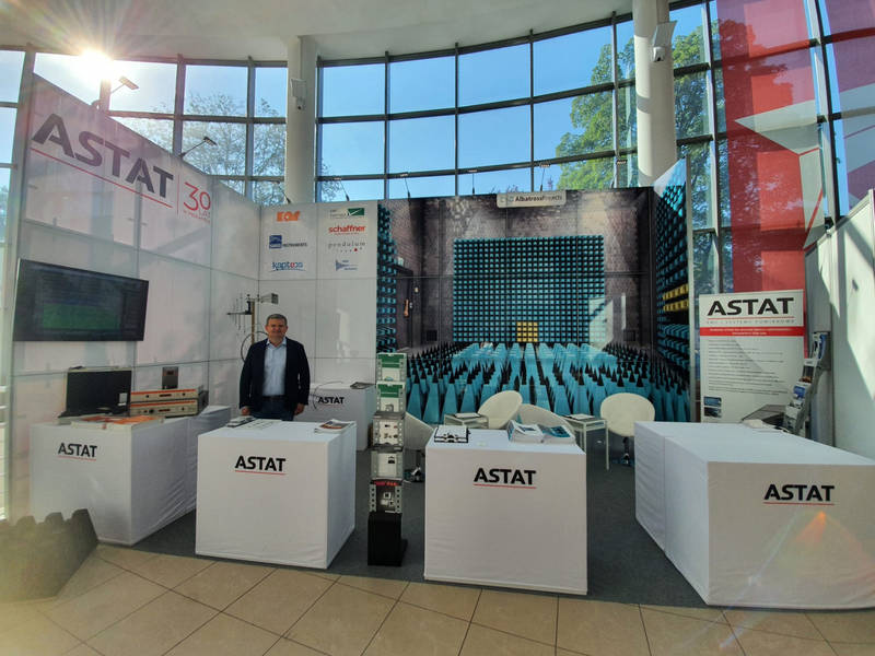Widok holu sali konferencyjnej z wystawą firmy ASTAT