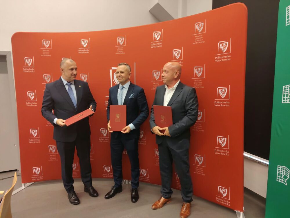 Zawarcie porozumienia między CIM PWr a wodociągami wałbrzyskimi - 29.09.26, w środku prof. Piotr Młynarz